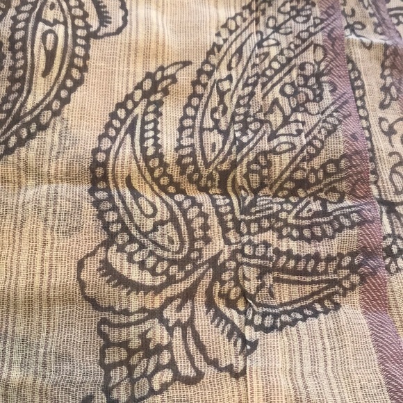 Subtle Luxury Green Spun Scarf - Picture 5 of 10